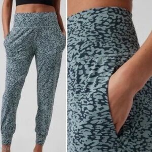Athleta XS Salutation Jogger Ocelot Spot Minimalistic Grey Teal Yoga